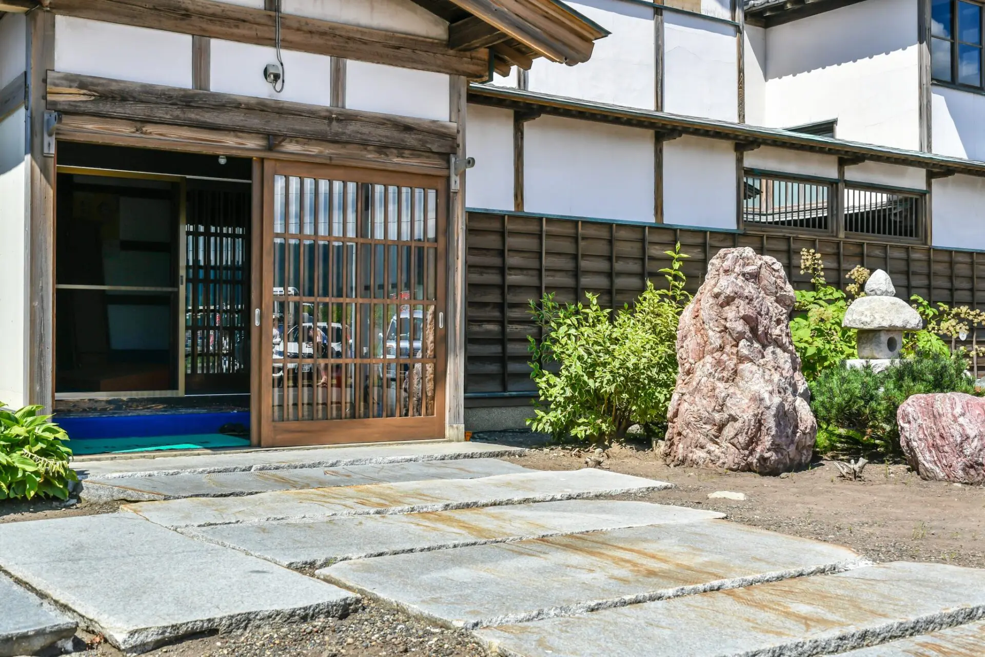 無料ガイド差し上げます】ホテル・旅館の老朽化対策｜建て替え・改修の