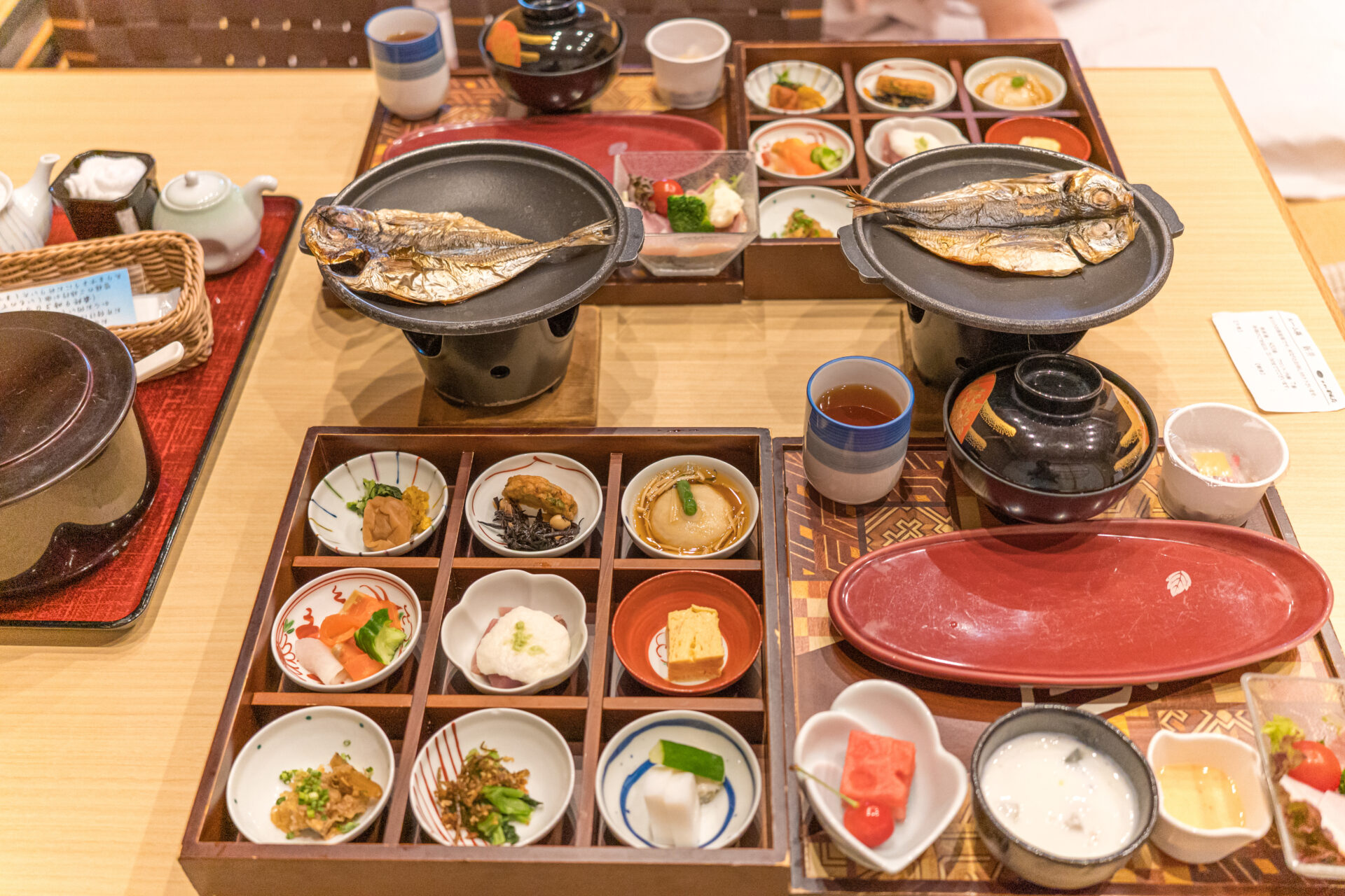 干物の炉端焼きと九マスの小鉢膳が並んだ和朝食の二人分の旅館料理