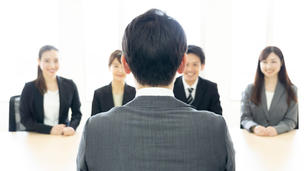 採用面接を受ける応募者たち