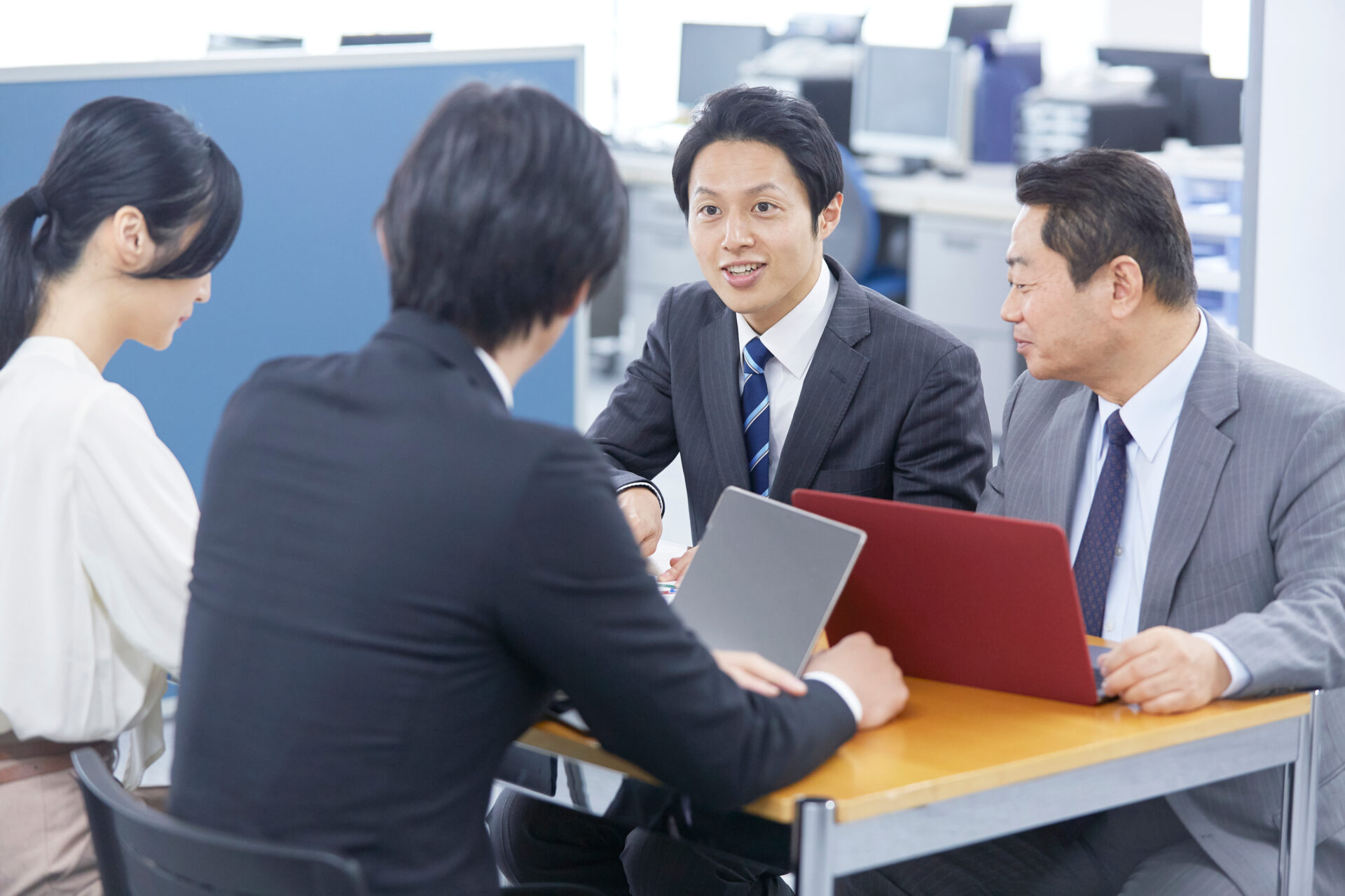 会議で意見を交わすビジネスパーソン