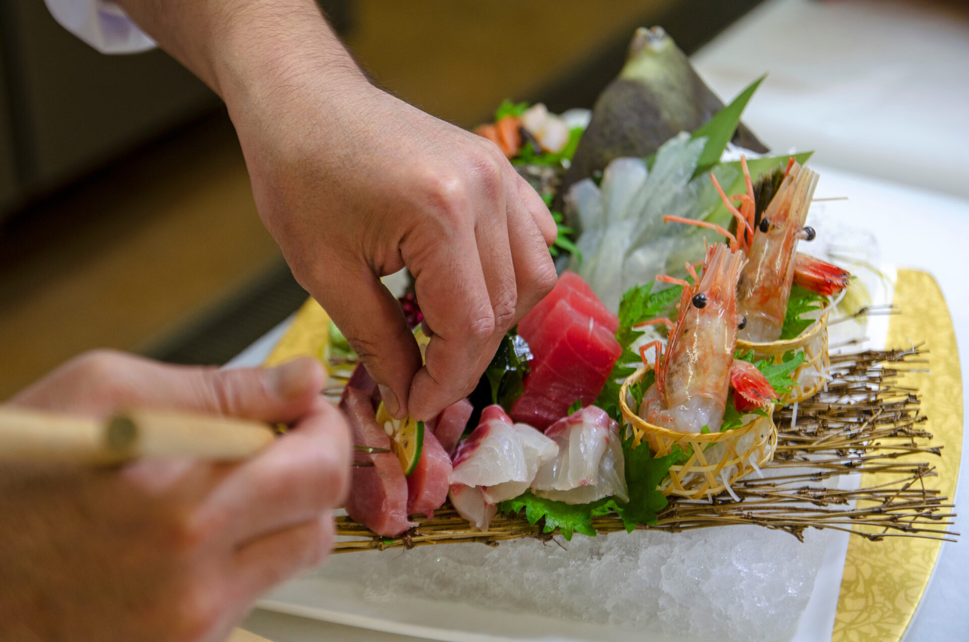 温泉旅館の会席料理を盛り付ける様子