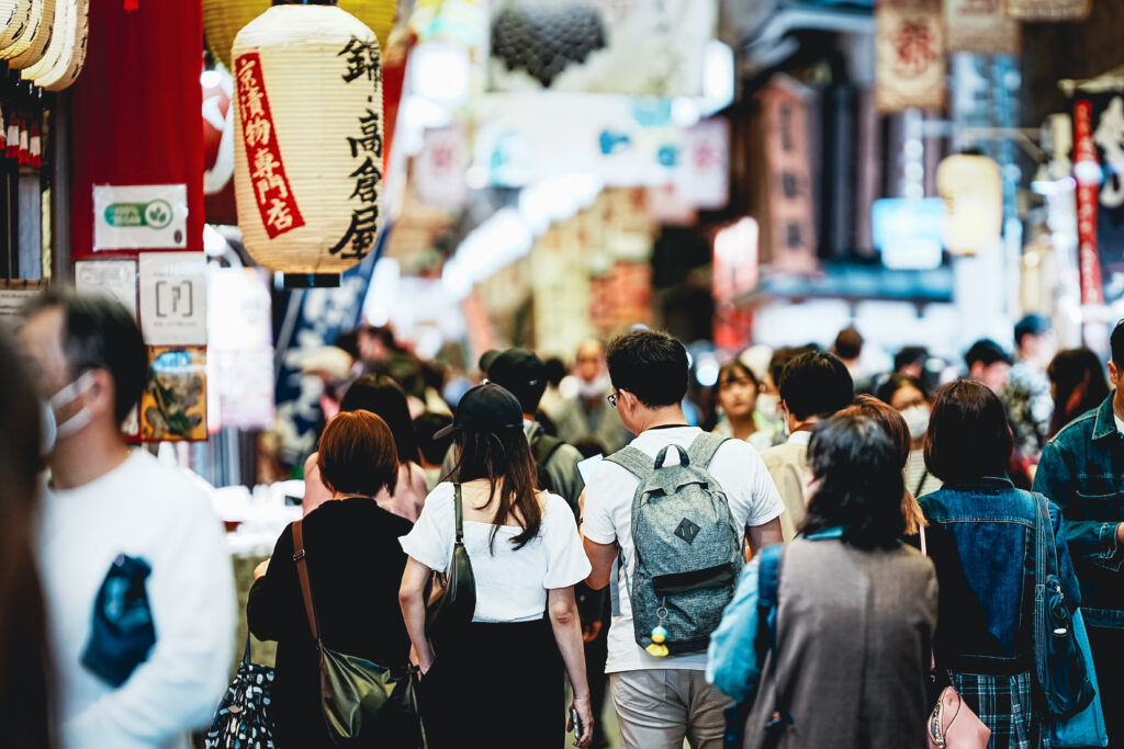 観光客でにぎわう日本の街並み