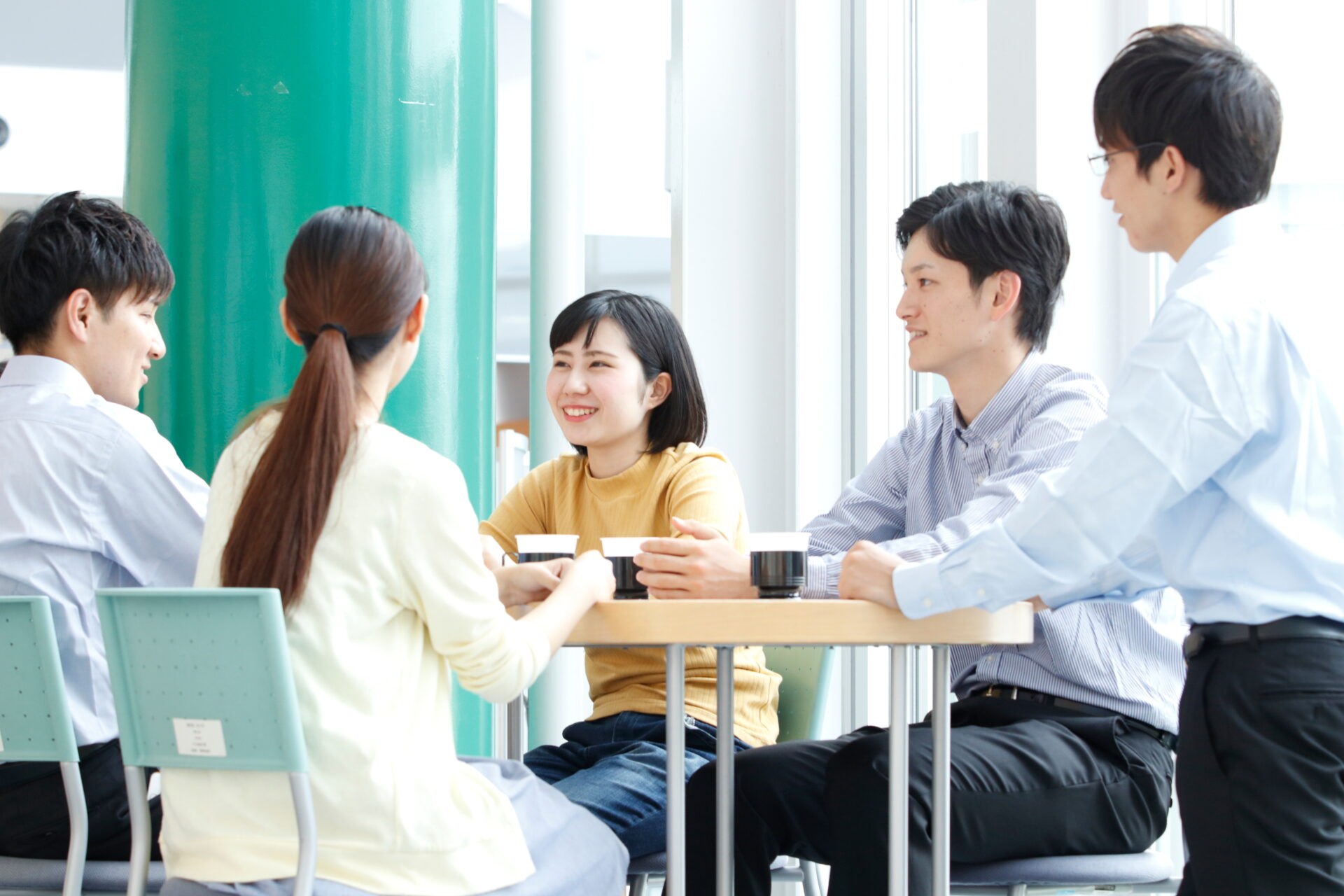 会議室で資料を前に打ち合わせをするビジネスパーソン