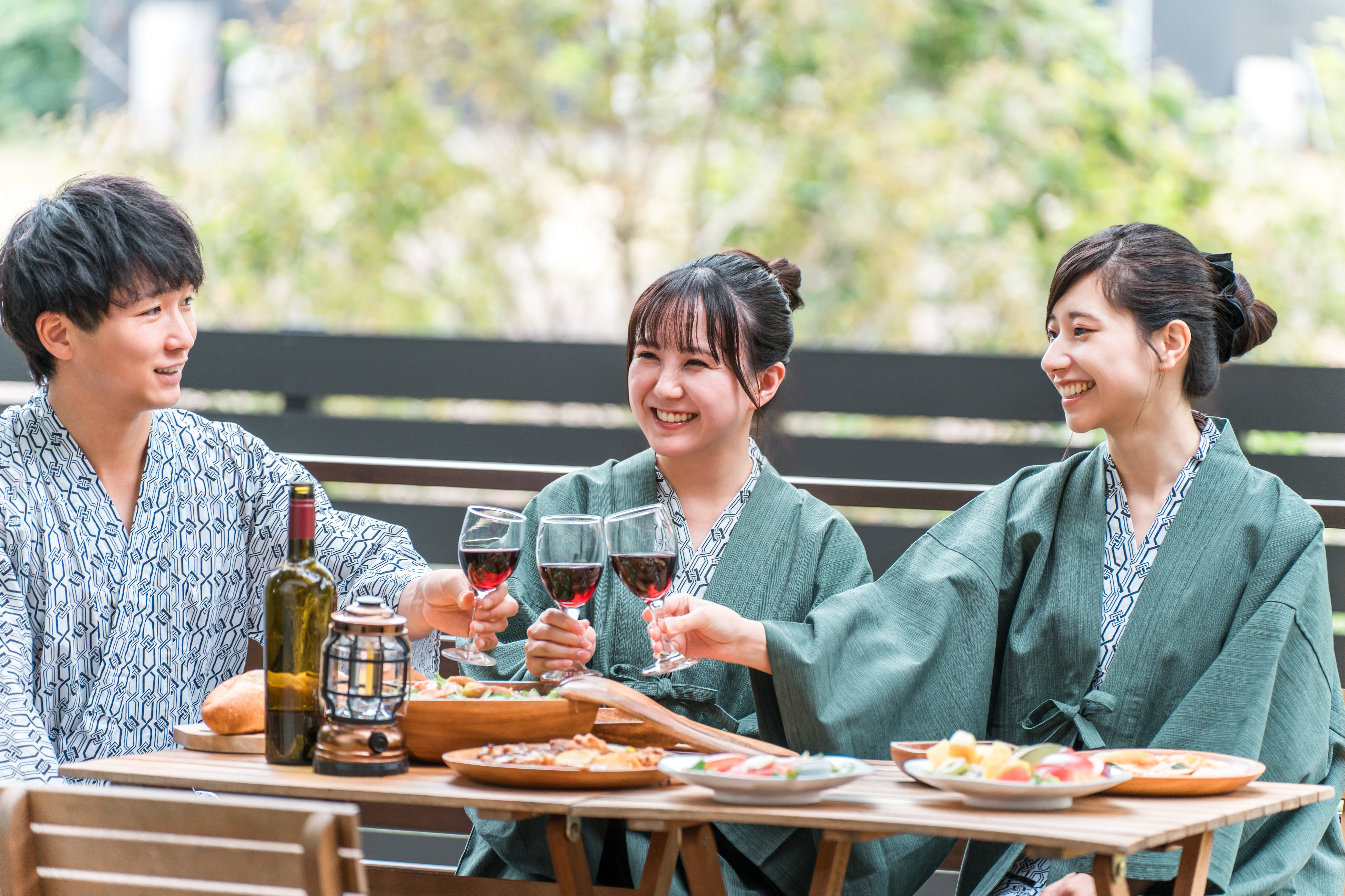旅館で食事を楽しむグループの宿泊客