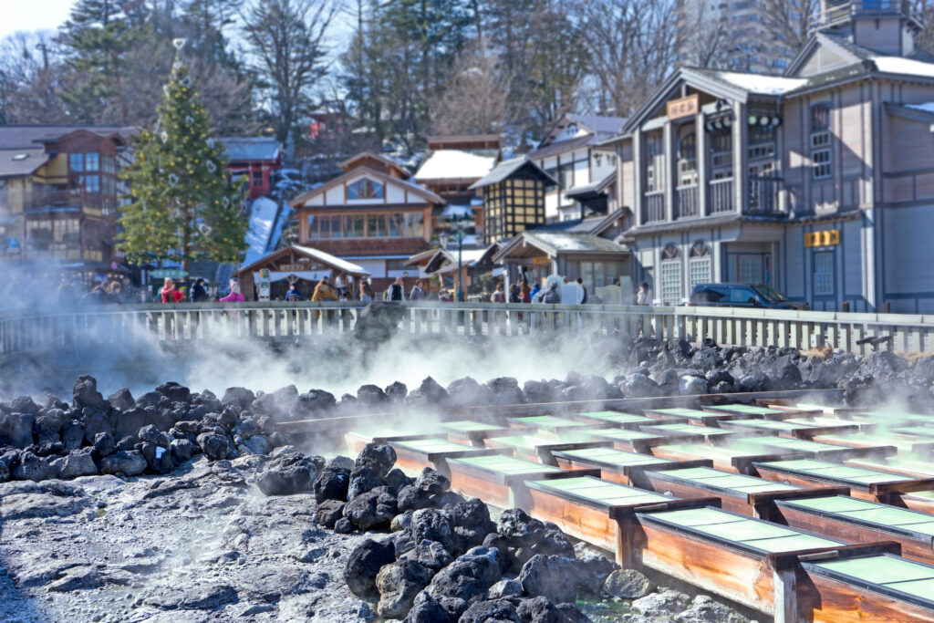 草津温泉の湯畑と温泉街の街並み