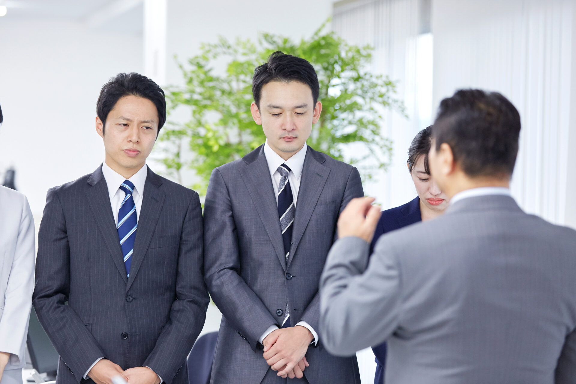 部下と向き合って話をする上司