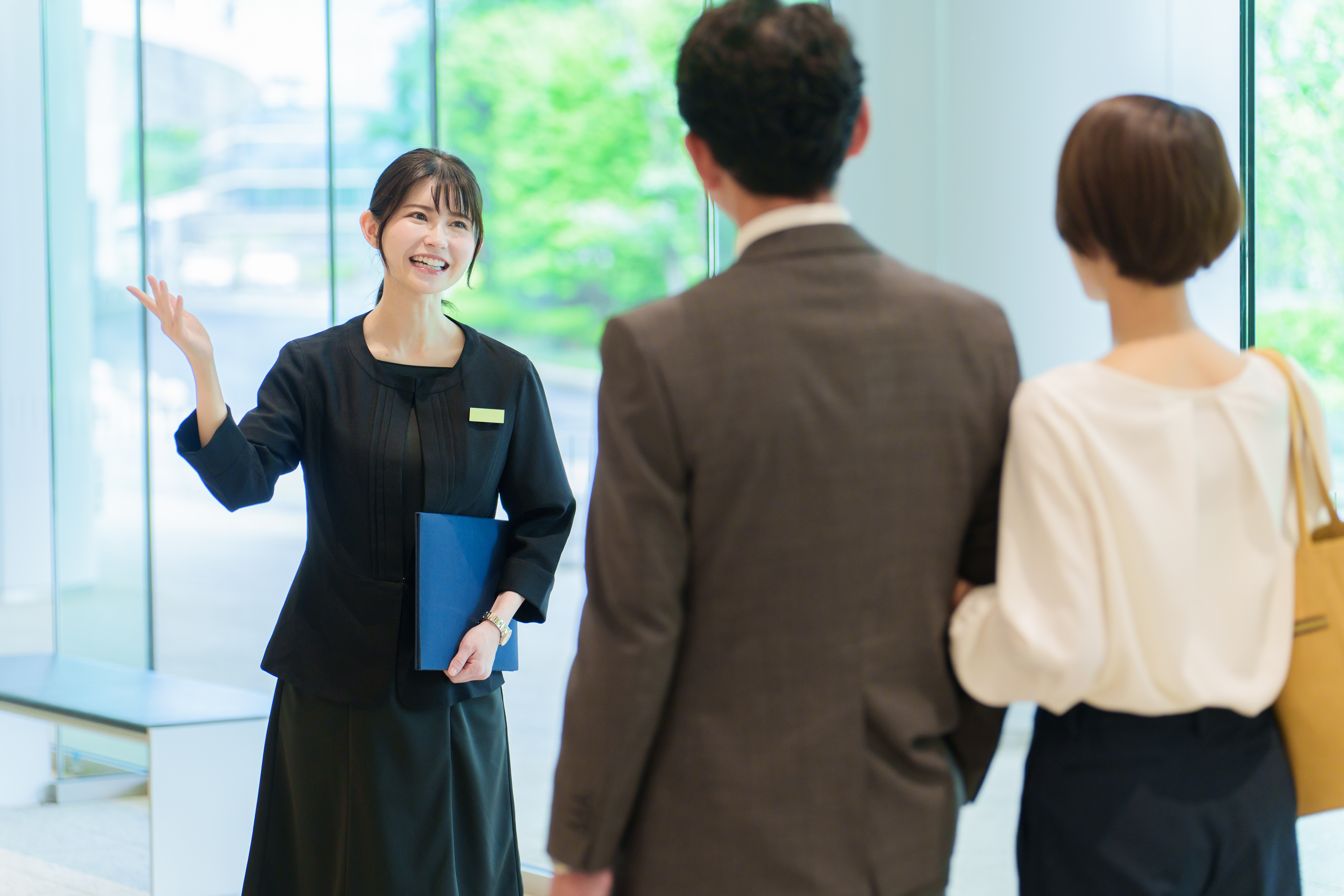 客室へ案内する女性従業員