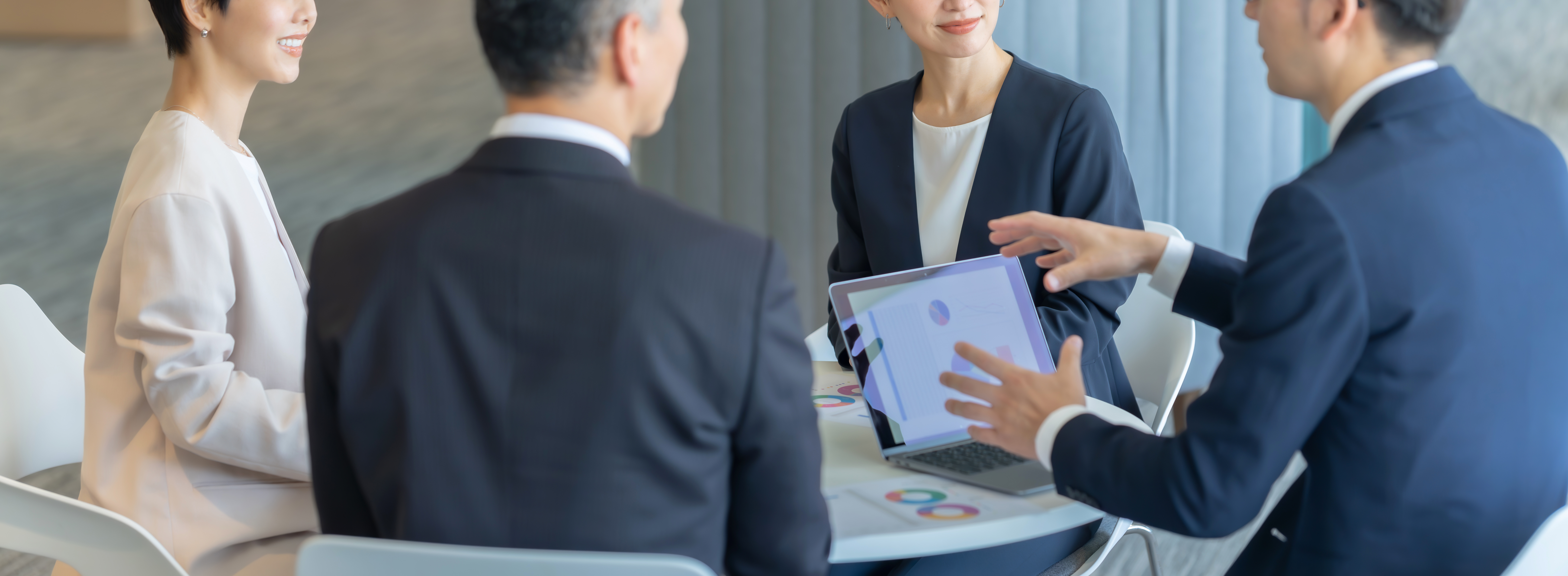 専門家とオーナーが計画を確認する様子